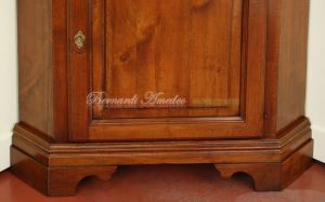 Credenza ad angolo in noce massiccio stile classico